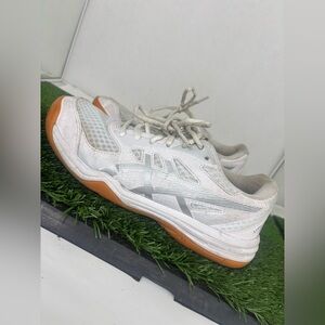 ASICS Upcourt 4 White Silver Indoor Court Shoes Gum Sole Womens 7.5 1072A088